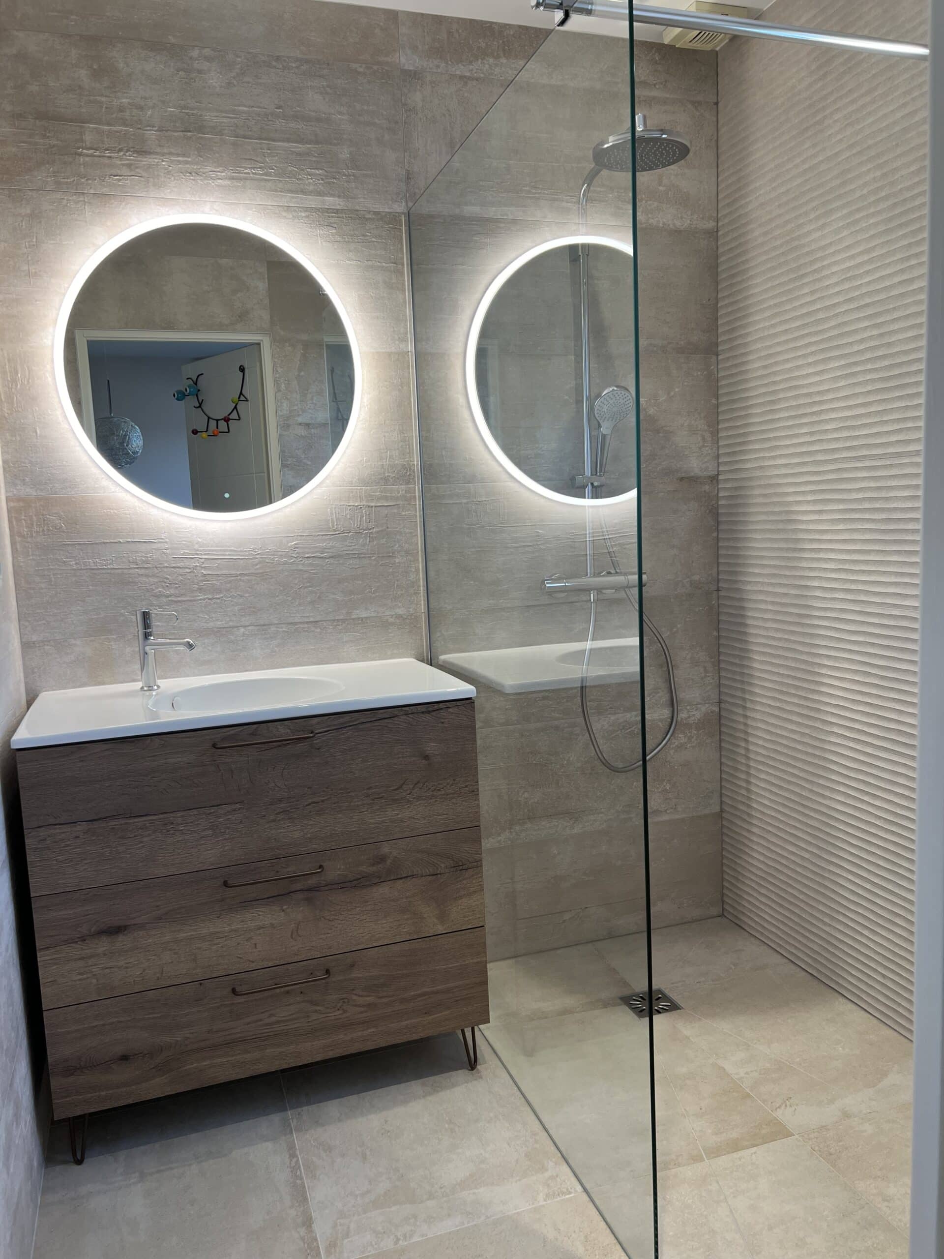 Douche walk-in à Orvault, paroi vitrée, douche de tête et miroirs ronds rétroéclairés