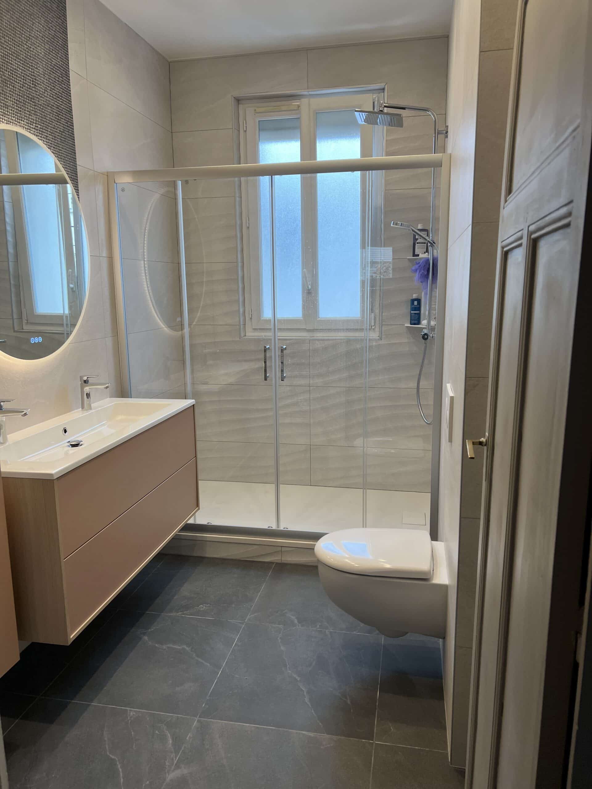 Salle de bain contemporaine à Nantes, meuble rose poudré, douche à paroi vitrée et sol en ardoise