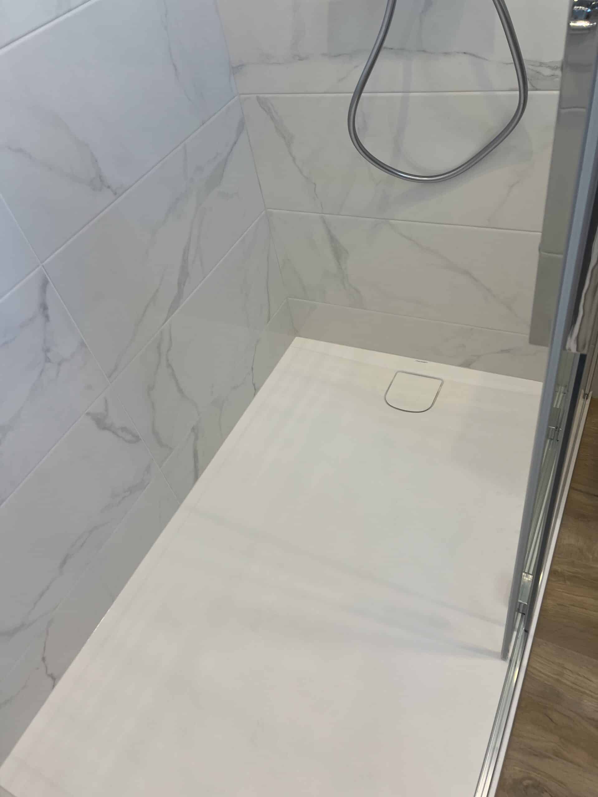 Douche avec receveur extra-plat à Orvault, carrelage effet marbre blanc et sol imitation bois